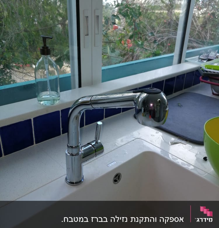 ברז מטבח נירוסטה מעל כיור לבן